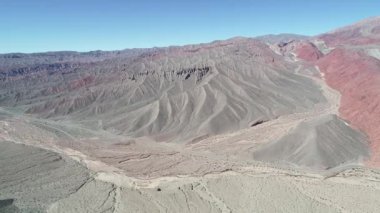 Beyaz kumlu Vadisi'nde renkli erozyona uğramış dağlar hava dron sahne. Uçan gullies ve kuru nehirlerinin jeolojik oluşumlar doğru. Catamarca Eyaleti, Arjantin.