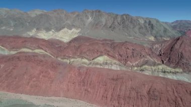 Renkli erozyona uğramış dağlar hava dron sahne. Kumtaşı katmanı yatay kuru nehir ve gullies, catamarca Eyaleti, Arjantin. Yaklaşıyor ve tepeler üzerinde geçen