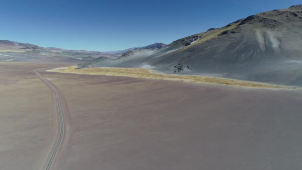 Drohnen Szene Der Straße Einer Menschenleeren Landschaft Mit Schneebedeckten Bunten — Stockvideo