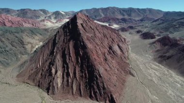Renkli erozyona uğramış dağlar hava dron sahne. Kırmızı kumtaşı katmanı yatay kuru nehir ve gullies, catamarca Eyaleti, Arjantin. Vadi hill yakınındaki çok hareketli kamera