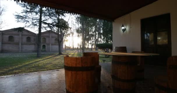 手持相机显示殖民时期的房子门廊 橡木罐的葡萄酒生产作为外部家具 古老的西班牙建筑在农场 砖结构的背景 阿根廷门多萨 — 图库视频影像