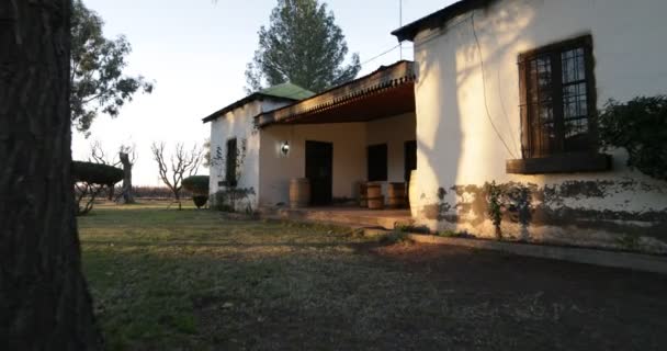 Câmera Mão Aproximando Porche Casa Colonial Com Tanques Carvalho Produção — Vídeo de Stock