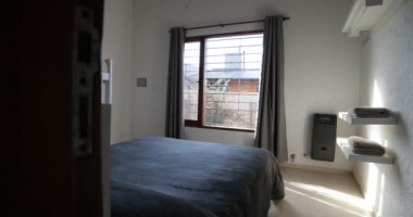 Detay doble yatak ve ranza yatak beyaz temiz oda. Seyahat ve hareket odaya giren bir dairede panning. Otel, yazlık, Kiralık Oda.