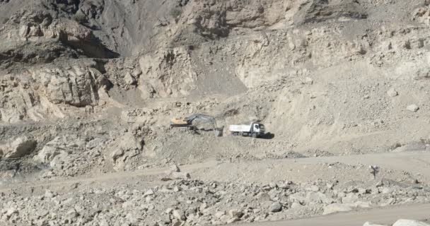 Trabajando Mío Camión Blanco Grande Pala Mecánica Trabajando Ladera Blanca — Vídeos de Stock