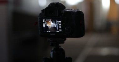 Şarap üretimi sanayi, detay fotoğraf makinesi. Elini stabilize hareketi tuttum. Odak metal tank Oda şarap için filme kameradan değiştirme. Mendoza, Arjantin. 