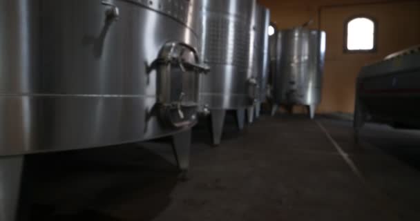 Βιομηχανία Παραγωγής Κρασιού Λεπτομέρειες Των Μεταλλικές Δεξαμενές Γρήγορη Χειρός Σταθεροποιημένο — Αρχείο Βίντεο