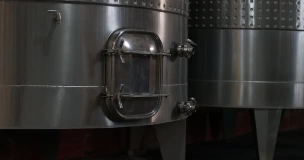 ワイン生産業界 金属製のタンクの扉の詳細 簡単な手はワインのタンクの金属製のドアの安定走行運動を開催しました メンドサ アルゼンチン — ストック動画