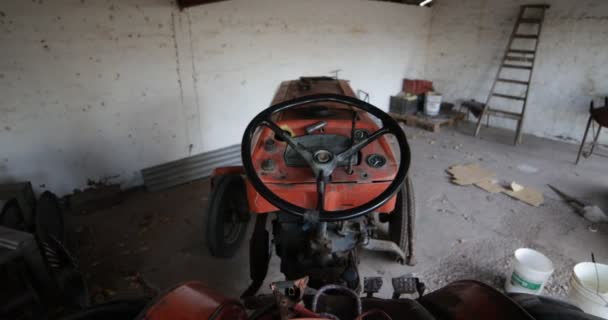 Viejo Tractor Abandonado Granero Una Granja Cámara Mano Alejándose Del — Vídeos de Stock