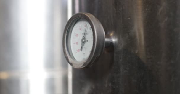 Industria Producción Vino Detalle Reloj Temperatura Mano Rápida Movimiento Estabilizado — Vídeos de Stock