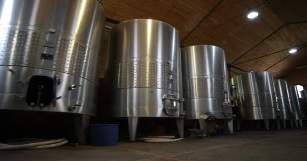 葡萄酒生产行业 详细的金属罐的25000公升 手持式稳定摄像头沿房间侧向行驶 阿根廷门多萨 — 图库视频影像