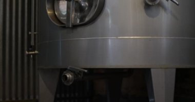 Şarap üretimi sanayi, küçük metal tank kapılar detayını. Hızlı el alttan stabilize kaydırma hareketi şarap tank dön. Mendoza, Arjantin. 