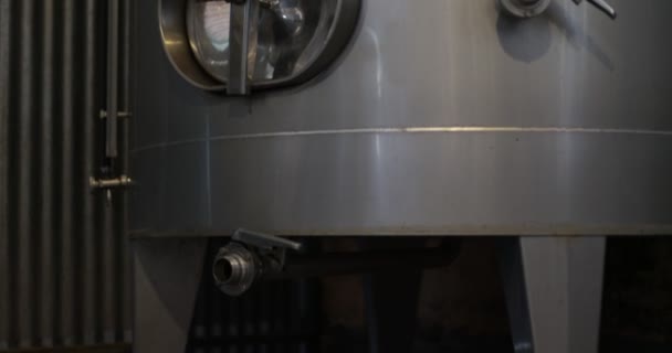 ワイン生産業界 小さな金属製のタンクの扉の詳細 簡単な手はワインのタンクの上部を下から安定したパンの動きを開催しました メンドサ アルゼンチン — ストック動画