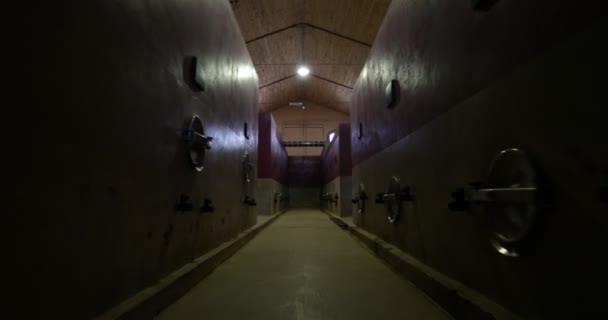 Industrie viticole. Caméra stabilisée tenue à la main voyageant le long de vieux réservoirs de briques de vin. Une architecture colorée. Mendoza, Argentine . 