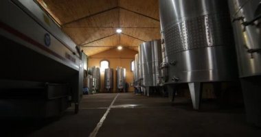 Şarap üretimi sanayi, metal tanklarının 10000 ve 25000 litre Oda detayını. Oda el ile stabilize kamera yürüme. Mendoza, Arjantin. 