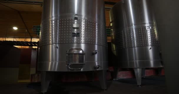Indústria Produção Vinho Detalhe Tanques Metal Viagem Lenta Panning Girando — Vídeo de Stock