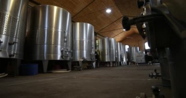 Şarap üretimi sanayi, metal tanklarının ayrıntı. Çok yavaş seyahat, tanklar odasında kat düzeyinde yatay kaydırma. Mendoza, Arjantin. 
