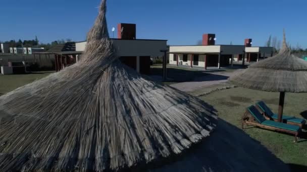 郊区私人城市化中秸秆伞顶部和相同建筑的空中无人机场景 旅游区 阿根廷门多萨圣拉斐尔 — 图库视频影像