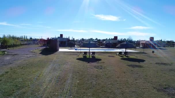 Cena Drone Aéreo Parque Recreativo Com Piscina Guarda Chuvas Palha — Vídeo de Stock