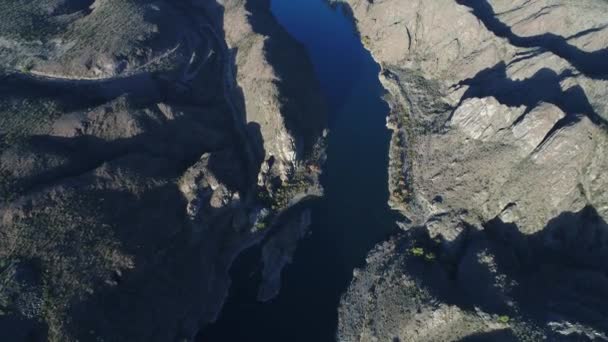 Escena Senital Aérea Drones Volando Sobre Lago Entre Montañas Atardecer — Vídeos de Stock