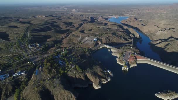 Cena Drones Aéreos Barragem Hidroeléctrica Reyunos Voando Sobre Lago Mostrando — Vídeo de Stock