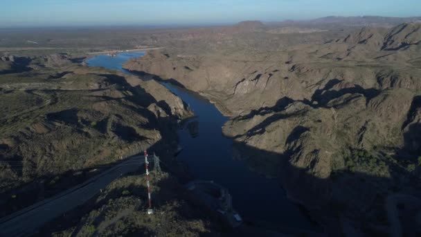 无人机场景降落在湖面上 发现阿根廷门多萨的水电大坝结构 迪亚曼特河和山在背景 日落时间 — 图库视频影像