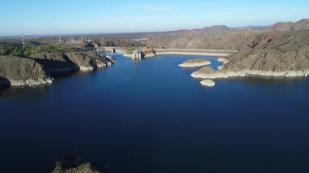 Scène Drone Aérien Survolant Lac Vers Structure Barrage Hydroélectrique Reyunos — Video