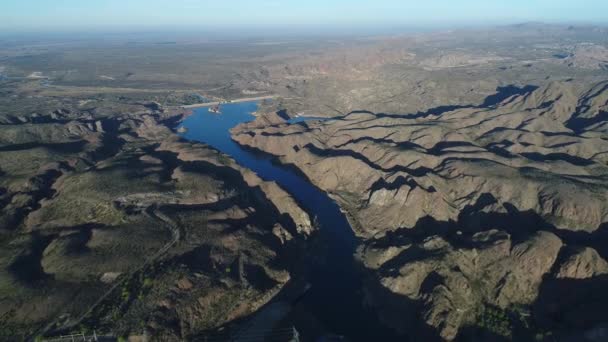 Drone Антена Сцени Спускалася Озера Відкриваючи Гідроелектростанція Греблі Структури Аргентині — стокове відео