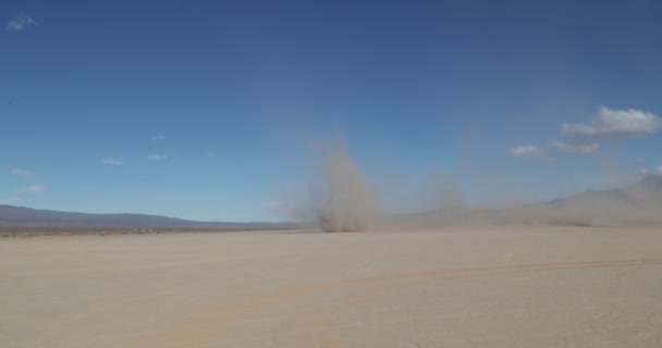 Σκόνη twister, θύελλα στο λάσπη του Leoncito, ερημικές τοπίο. Βουνά στο φόντο. Αλλαγή του κλίματος στην Επαρχία Σαν Χουάν, Αργεντινή — Αρχείο Βίντεο