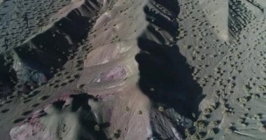 Hava senital dron sahne aşınmış tepeler ve kuru nehir-in desertic ortam. Ayrıntı Derma toprak ve su erozyonu çizim manzara. San Juan, Calingasta