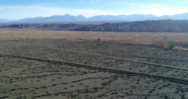 Vadiler ve dağ kemerleri çok geniş kuru peyzaj hava dron sahne. Çok yüksekten uçuyor günbatımında üzerinde El Leoncito Nehri Vadisi, San Juan Eyaleti, Arjantin