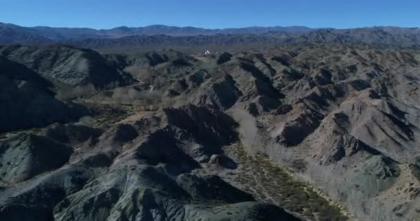 Luchtfoto drone scène tonen van wit Sterrenwacht bewteen bruin geërodeerde bergen. Droge klimaat in het Leoncito National Park, de provincie van San Juan, Argentinië — Stockvideo