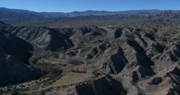 Luchtfoto drone scène tonen van wit Sterrenwacht bewteen bruin geërodeerde bergen. Droge klimaat in het Leoncito National Park, de provincie van San Juan, Argentinië — Stockvideo