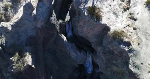 Drone aéreo escena senital de dos cascadas bewteen rocas y acantilados. Detalle del movimiento del agua. Parque Nacional El Leoncito, Provincia de San Juan, Argentina — Vídeos de Stock