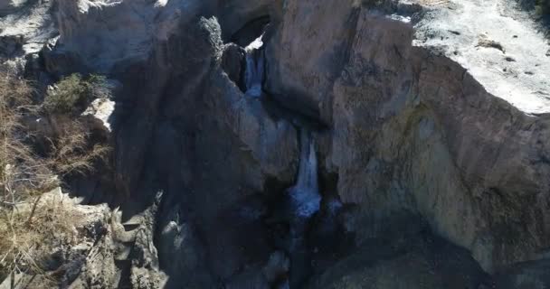 Scena aerea drone spostandosi alla vista senitale di due cascate in burrone. Terra asciutta a valle. Parco Nazionale El Leoncito. Provincia di San Juan, Argentina — Video Stock