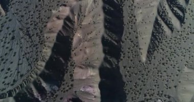 Hava senital dron sahne aşınmış tepeler ve kuru nehir-in desertic ortam. Derma dünya gösterilen ve su erozyonu ve bitki örtüsü peyzaj üzerinde çizim