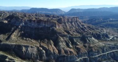 Düzensiz rocky Dağları, gullies, uçurumlar, hava uçak sahne uzun boylu kayalık duvarlar tepeler oluşturur. Doğal peyzaj. Huaco, San Juan Eyaleti, Arjantin. Jeolojik oluşumların genel görünümü