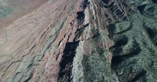 Drone senital aérien scène de paysage rouge et blanc de montagnes pliées. Caméra montrant la vue de dessus des couches colorées naturelles. Huaco, province de San Juan, Argentine 