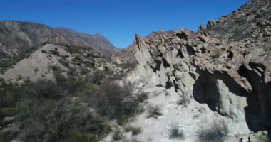 Hava dron sahne kuru Vadisi ve katlanmış dağlar. Uçan yerel bitki örtüsü ve toprak ile açı ortaya kaya oluşumları yukarıda. San Juan Eyaleti, Huaco, Arjantin
