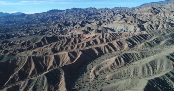 Antenn drönare scen av Miga colorfull kullar och berg gjorda av sand och sten. Kameran flyger mycket hög, panoramisk utsikt över landskapet. San Juan, Calingasta, argentina — Stockvideo