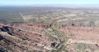 Yeşil Huaco Nehri Vadisi katlanmış Derma dağlar arasında hava dron sahne. Kırsal kasaba ve verimli toprakları arka plan. Huaco, San Juan Eyaleti, Arjantin