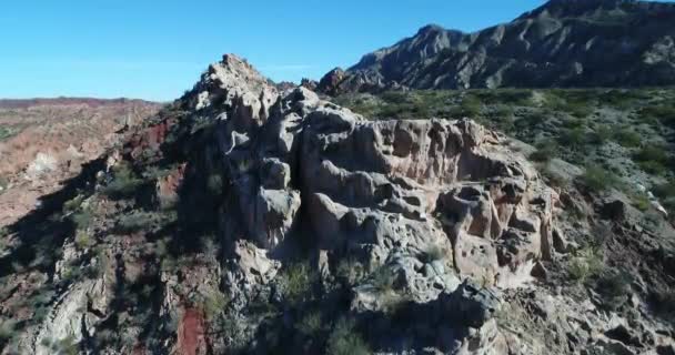 Escena aérea de drones volando por encima de formaciones rocosas de colores que emergen de la tierra con ángulo. Desde la vista frontal a la vista superior de las rocas de las montañas plegadas. Provincia de San Juan, Huaco, Argentina — Vídeos de Stock