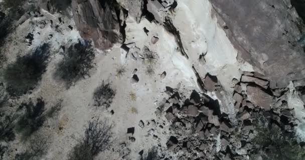 चट्टानों और सफेद पृथ्वी का सेनिटल हवाई दृश्य। Huaco, सैन जुआन प्रांत, अर्जेंटीना में तह पहाड़ों का विवरण . — स्टॉक वीडियो