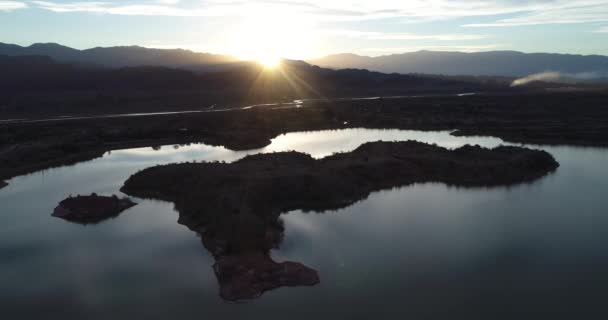 Cena Aérea Drone Lago Rio Desaguadero Cercado Silhuetes Das Montanhas — Vídeo de Stock