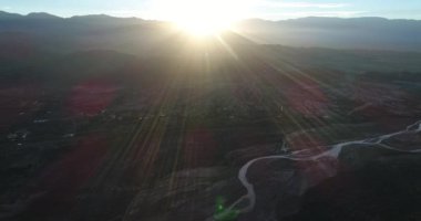 Alan bitkileri Desaguadero Nehri Vadisi altın saat, gün batımı, her iki tarafında boyunca hava dron sahne. Ses ışık ve işaret fişekleri, sendika Villa, Rioja Eyaleti, Arjantin