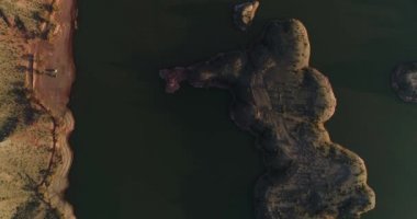 Göl günbatımı hava senital dron sahne. Uçan sahil ve ada su depolama için Barajı İnşaatı keşfetmek çok yüksek. Sendika Villa, Rioja Eyaleti, Arjantin