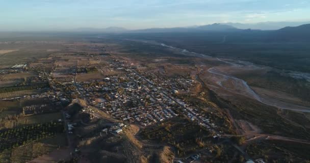 Antenn Drönare Scen Lantlig Stad Vid Desaguadero River Valley Golden — Stockvideo