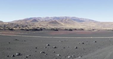 Payunia Milli Parkı. Siyah ve altın Payun Matru yanardağ ile onun adventif volkanlar. Lav en uzun iz. Volkanik bölge kırmızı ve siyah lapillis yapılan. Kamera hala kalır. Mendoza, Arjantin