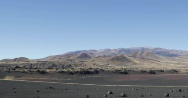 Payunia Milli Parkı. Siyah ve altın Payun Matru yanardağ ile onun adventitiousvolcanos. Lav en uzun iz. Volkanik bölge kırmızı ve siyah lapillis yapılan. Kamera hala kalır. Mendoza, Arjantin