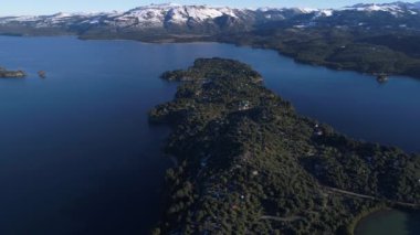 Bir yarımada ile hava dron sahne evler Villa Pehuenia, Moquehue, Neuquen, Patagonya Arjantin. Bazı adalar Alumine göle doğru ilerlemeye kamera.