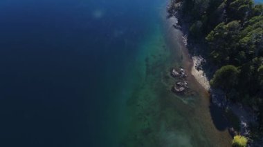 Alumine Gölü ve ada üstten görünüm, ek yükü hava dron sahne. Villa Pehuenia, Moquehue, Neuquen Patagonya Arjantin. Göl üzerinde sis